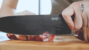 食材統(tǒng)統(tǒng)切成片，待用。