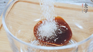 合上蓋子，啟動(dòng)電源煮飯。期間混合好調(diào)味汁。