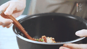 揭開(kāi)鍋蓋，放上青菜，荷包蛋，就可以吃了。