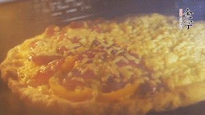 準(zhǔn)備好披薩餅皮，烤盤刷油后入烤箱預(yù)熱10分鐘，放上面餅后180度烤10分鐘。（現(xiàn)成買的披薩皮，就忽略此步驟）