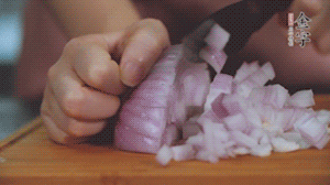 2.半個(gè)青椒、半個(gè)黃椒切圈、一個(gè)洋蔥切丁、三個(gè)白蘑菇切片備用。