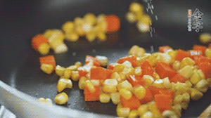 胡蘿卜、玉米洗凈后，處理成粒，加鹽簡單炒制。