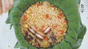 擺上金字醬肉，妥帖包裹好上鍋蒸。