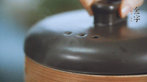 水開后轉(zhuǎn)中火蒸50-60分鐘。