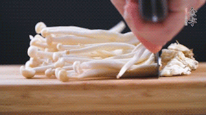 海鮮菇、蟹味菇去掉根部，洗凈。