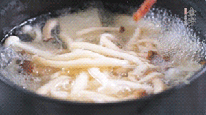 依次放火腿、豆腐，加水大火燒開(kāi)，小火燉煮20分鐘，出鍋前撒上蔥花即可。