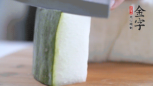 冬瓜去瓤去皮，切小塊。