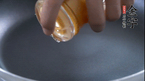 植物油入鍋，翻炒冬瓜。