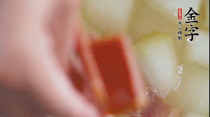 當(dāng)冬瓜略透明時(shí)，加火腿加水，大火燉開后，再煮15分鐘。