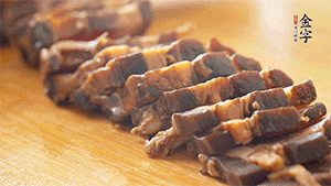 金字醬肉切片。