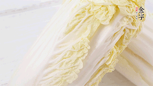 娃娃菜洗凈，對(duì)半切。