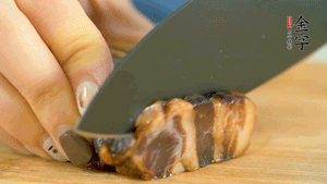 金字風味醬肉切成片，上鍋蒸15分鐘。