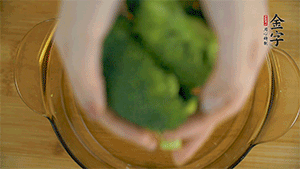 西蘭花洗凈，切成小塊汆燙，切碎。