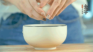 雞蛋液打散，可以加點鹽和黃酒，邊煎邊用筷子攪拌。