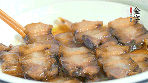 鋪上一片醬肉，撒點芝麻即可。