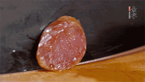 金字火腿肉香腸上鍋蒸15分鐘，切片備用。