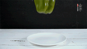 雞蛋打散，加青椒粒、蔥花攪拌。