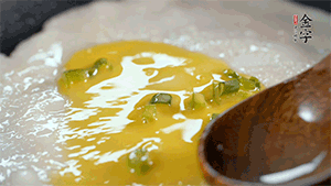 將雞蛋液鋪到面餅上，放上香腸。