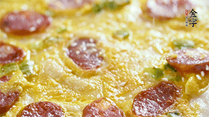 撒上一些芝麻，準(zhǔn)備一些番茄醬，一份早餐就做好了。