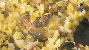 熱油起鍋，下醬肉丁炒香，再加入筍丁、適量水淀粉勾芡翻炒均勻。