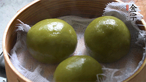 青團(tuán)上沸水鍋中蒸10分鐘即可。