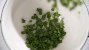 韭菜洗凈，切粒。
