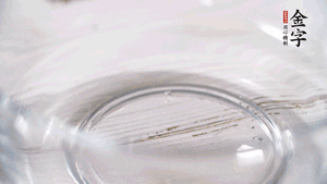 雞蛋加鹽、黃酒均勻打散，下鍋炒散。