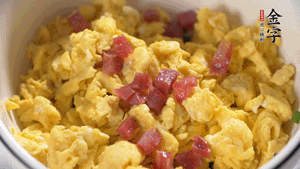 將香腸、韭菜、雞蛋攪拌均勻，可適當(dāng)加玉米油、十三香、味精調(diào)味。