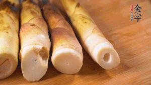 春筍剝?nèi)ネ鈿?，切成滾刀塊。