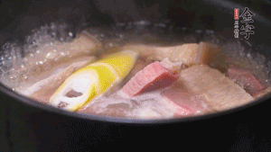 火肉、豬肉加料酒、清水大火煮開(kāi)后，加入春筍小火慢燉40分鐘，出鍋前撒蔥花即可。