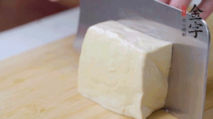 老豆腐切片，浸水備用。