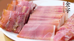 擺盤后鋪上老豆腐，淋點(diǎn)料酒，灑點(diǎn)白糖上鍋蒸20分鐘。