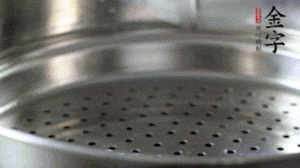 出鍋后，倒扣臘味，撒上蔥花即可。