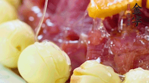 出鍋前10分鐘淋上蜂蜜，倒扣出來(lái)撒上桂花，擺上胡蘿卜裝飾即可。