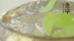 萵筍去皮切片，加鹽焯水。