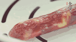 香腸蒸至半熟切片，筍切丁備用。