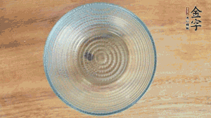 取一個碗，香菇倒放，香腸片圍繞鋪成圓形，加炒好的米飯壓實。