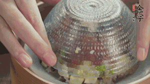 碗倒扣到盤中，擺上焯水后的熟蝦仁即可。