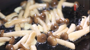 熱油下鍋煸香蒜末，依次加蟹味菇、香腸、西蘭花均勻翻炒，放適量水燜煮3分鐘。