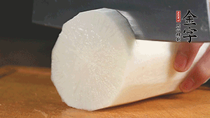 白蘿卜去皮切塊，豆芽洗凈。