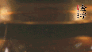 冷水下鍋，加入牛仔骨、姜片焯水備用。