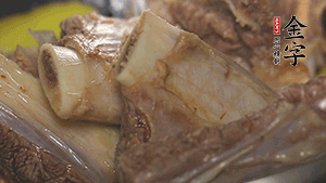 鍋中加熱適量油，加入姜和牛仔骨炒至外表呈金棕色。