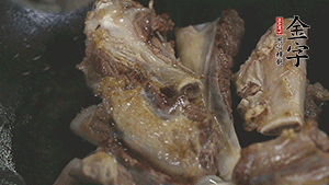 加入白蘿卜、料酒、水、火腿煮40分鐘。