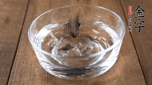 黑木耳泡發(fā)備用。