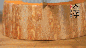 南瓜去皮洗凈后，切成規(guī)則的長方形。