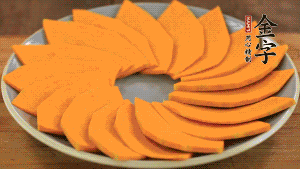 秋葵、南瓜交叉擺在盤中，然后香腸片置于上面，擺成花環(huán)狀。