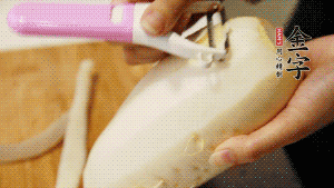 蘿卜去皮，切成絲。（如果用擦菜板，不能選擦成太碎的）