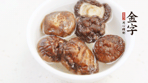 鍋加熱至7成，放蘿卜絲煸炒，加3粒冰糖翻炒至透明，盛出備用。