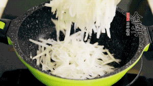 鍋加油至5成熱，放香腸粒、臘肉粒翻炒，等脂肪變透明后，加香菇、瑤柱、蝦米，放適量冰糖、胡椒粉、鹽炒至香味溢出。