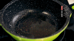 盆中放入炒好的蘿卜絲、香腸等食材，加粘米粉、澄粉，一邊倒香菇水，一遍攪拌成稀糊狀。（加入少量的澄粉可以讓蘿卜糕質地柔軟又充滿彈性，而且還可以增加成品的透明感。 ）